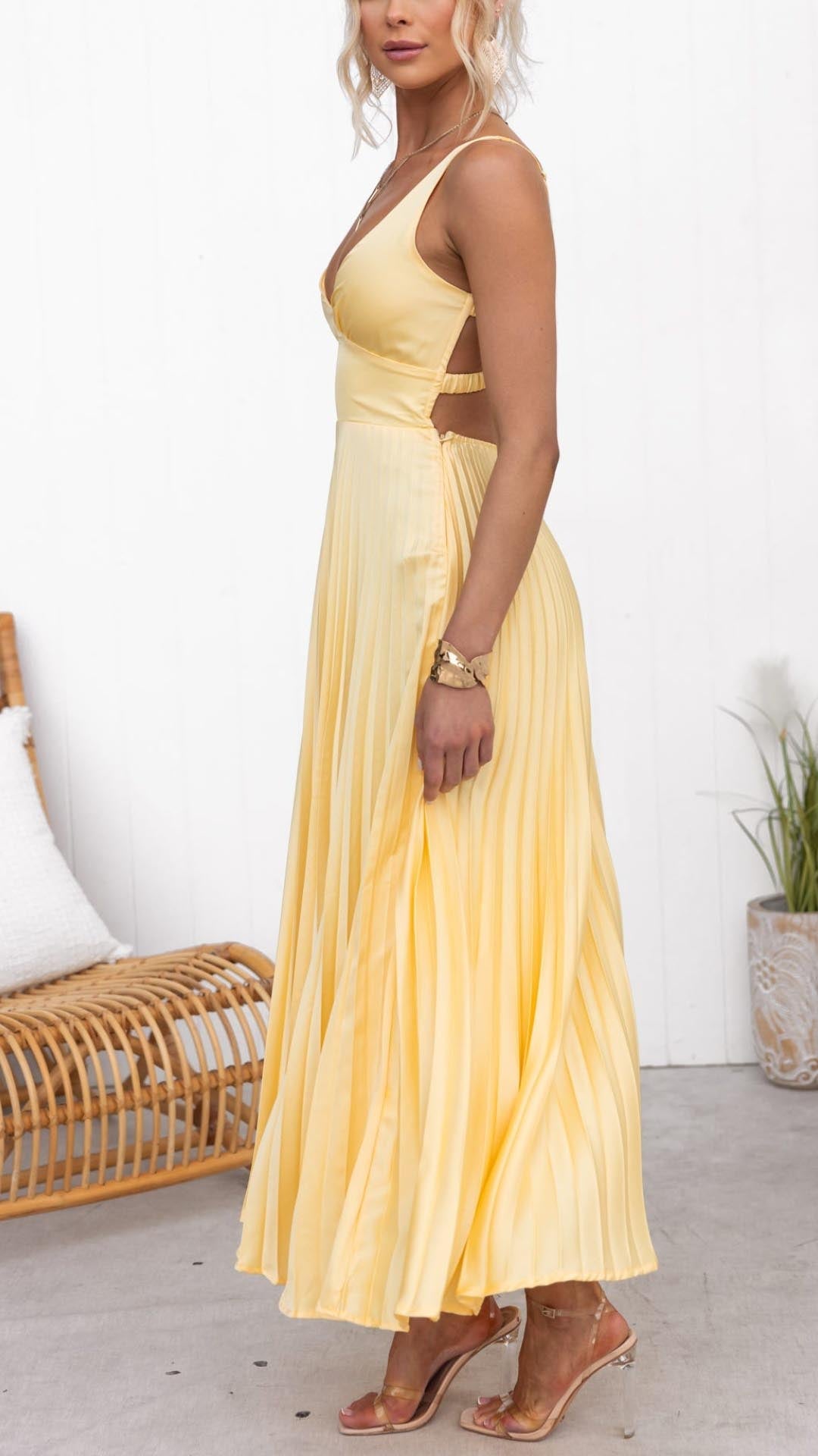 Sunray™ – Yellow Pleated V-Neck Maxi Dress